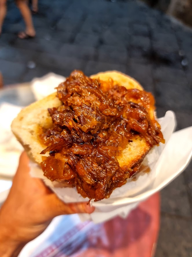 Sandwich cuzzetiello au Ragù Genovese